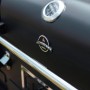 Detailansicht des schwarzen Jamestown Kombigrill Drake mit Thermometer und Logo.