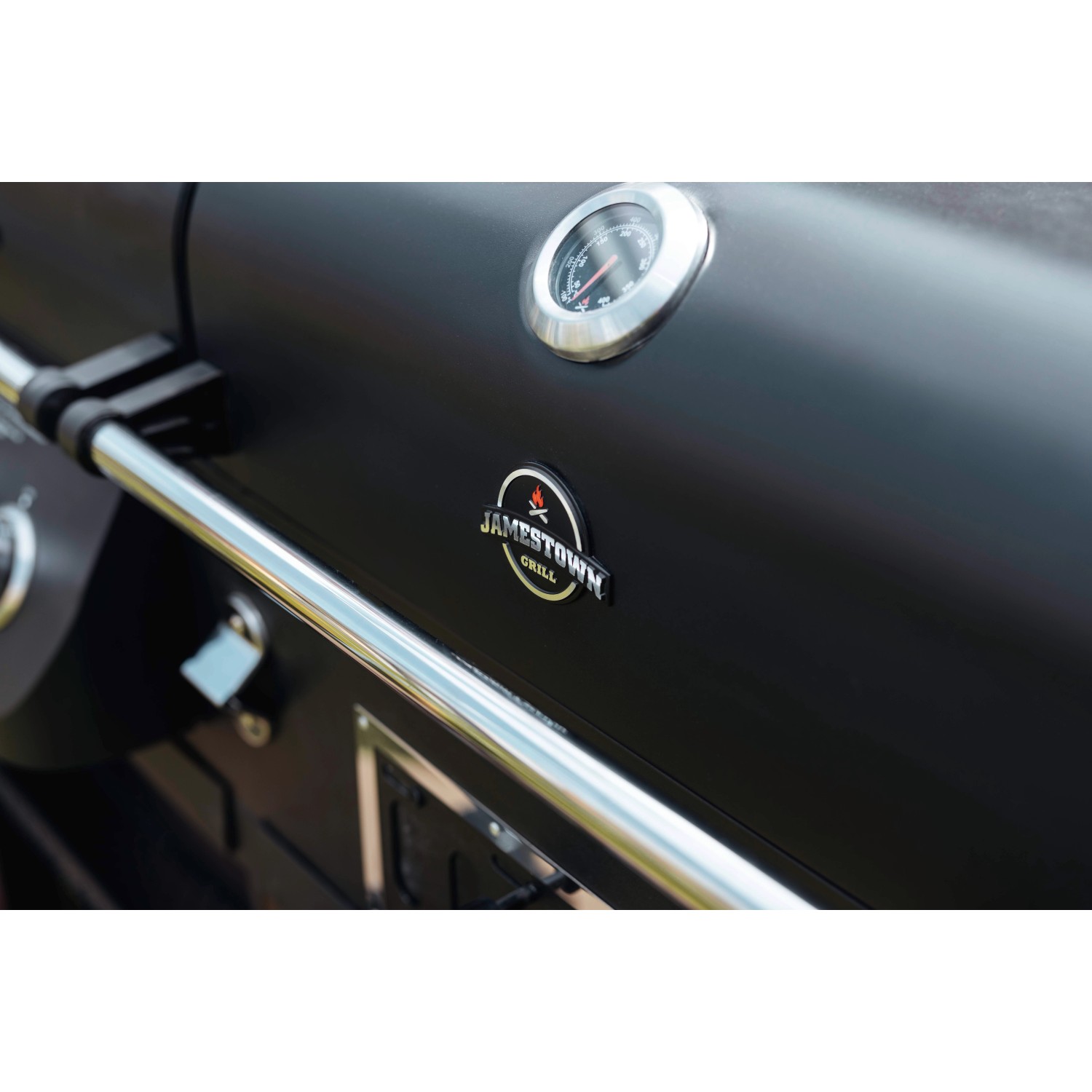 Detailansicht des schwarzen Jamestown Kombigrill Drake mit Thermometer und Logo.