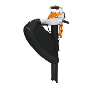Stihl Akku-Saughäcksler SHA 56 (ohne Akku/Ladegerät) in Orange mit Fangsack.