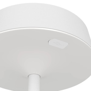 Detailaufnahme der weißen EGLO LED Solar Tischleuchte SIMERI mit USB-C Anschluss.