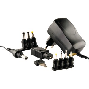 Universal-Steckernetzgerät mit verschiedenen Adaptern für Audio-Zubehör.