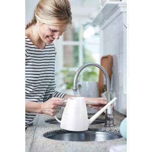 Weiße Elho Gießkanne Brussels (1,8 l) wird am Wasserhahn befüllt. Ideal für Zimmerpflanzen.