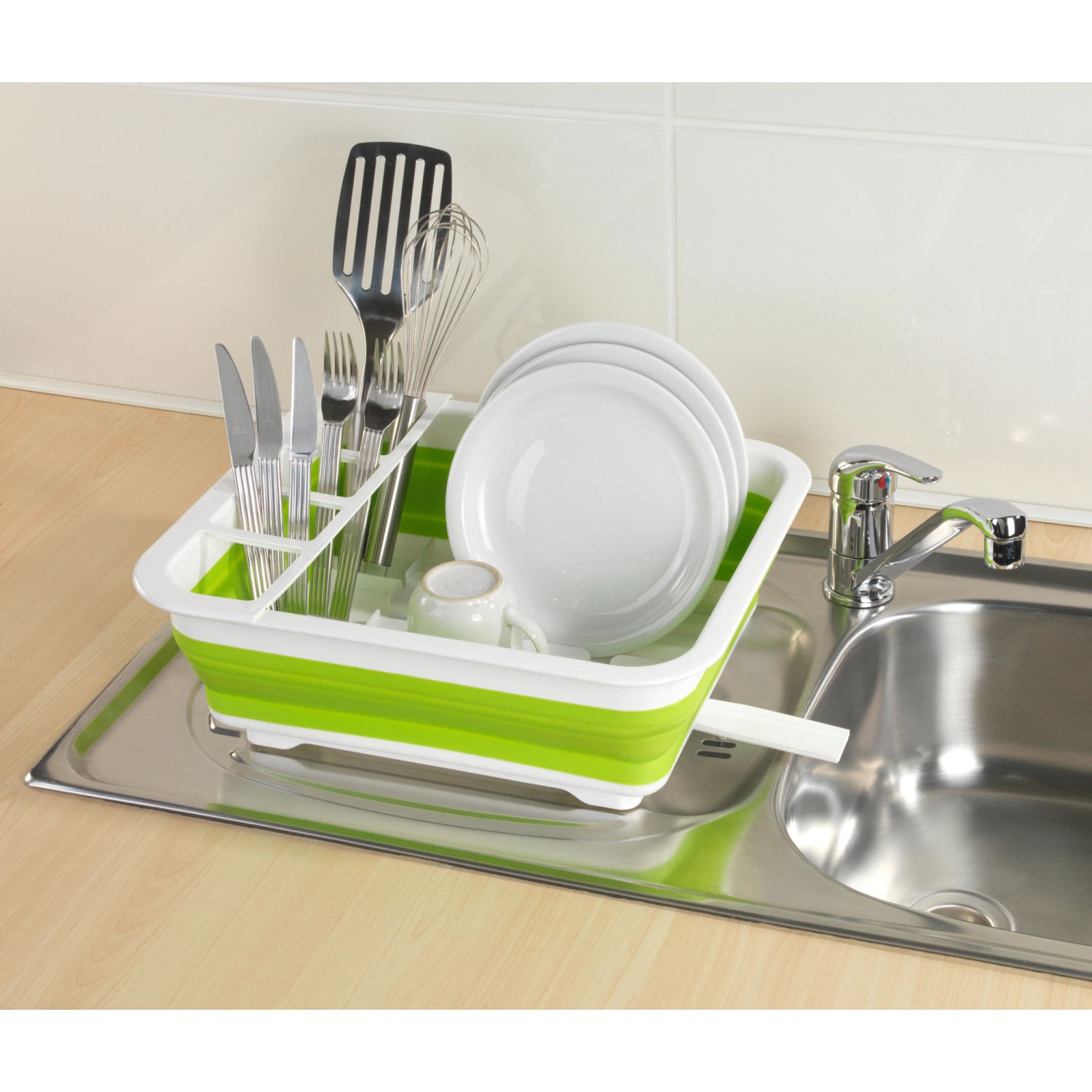 Faltbarer Wenko Geschirrabtropfer in Weiß-Grün mit Geschirr auf einer Spüle.