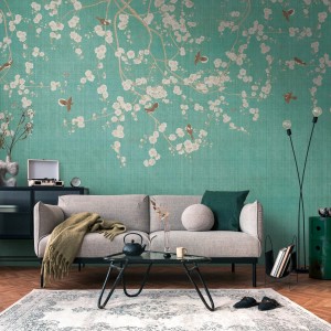 Fototapete Blumen blau-creme-weiß mit Vogelmuster im Wohnzimmer.