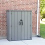 Grauer Lifetime Gartenschrank (136x70x172cm) aus Kunststoff mit Doppeltür vor Backsteinmauer.