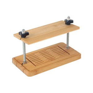 Tofupresse aus hellem Bambus und Edelstahl mit Schraubmechanismus und Abtropfplatte für festen Tofu.