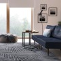 Vasagle Serviertisch mit Rollen, braun-schwarz, neben Sofa im Wohnzimmer.
