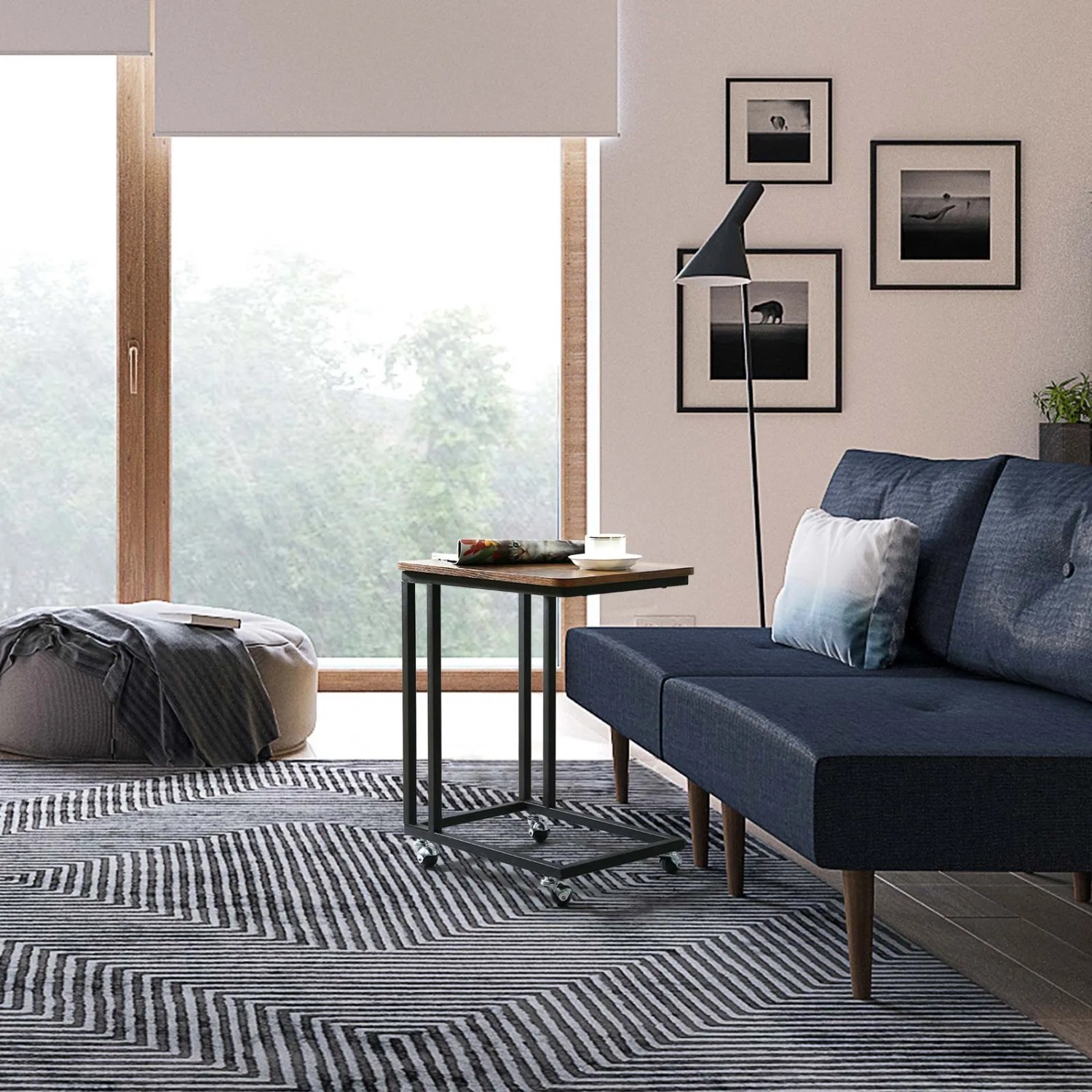 Vasagle Serviertisch mit Rollen, braun-schwarz, neben Sofa im Wohnzimmer.