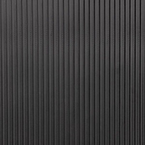 Schwarzer KARAT PVC-Bodenbelag Strips mit widerstandsfähiger, geriffelter Oberfläche.
