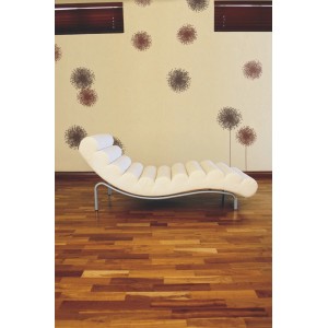 Wandtattoo Pusteblume von Komar, angebracht im Wohnraum über einer Liege.