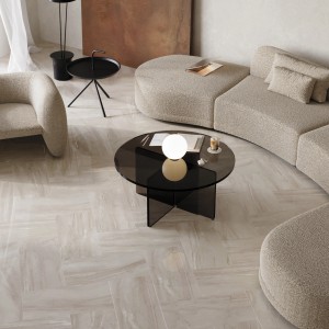 Verlegte, sandfarbene Feinsteinzeug Bodenfliese Opus, 60x30 cm, in Marmoroptik im Wohnraum.