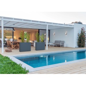 Herstera Garden Pflanzkästen in Anthrazit neben Pool auf Holzdeck.