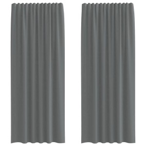 Zwei dunkelgraue Voile Vorhänge mit Stangentaschen, leicht gerafft, für Fensterdekoration.