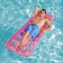 Bestway Luftmatratze, rosa, mit Fenster und Mann im Wasser. Ideal zum Baden und Planschen.
