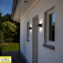 Moderne, anthrazitfarbene Lutec LED-Außenwandleuchte Gemini an einer Hauswand.