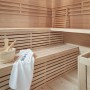 Traditionelle Sauna SKYLINE BIG aus Tannenholz mit Bänken und Zubehör.