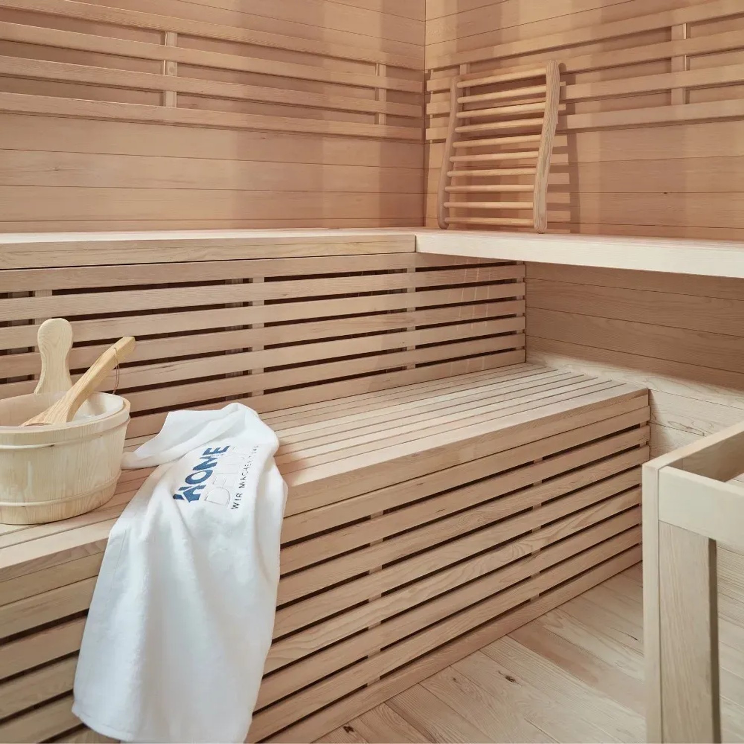 Traditionelle Sauna SKYLINE BIG aus Tannenholz mit Bänken und Zubehör.