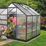 Schwarzes Vitavia Gewächshaus Venus 2500 mit Mutter und Kind beim Bepflanzen.
