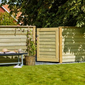 Offenes Gartentor aus druckimprägniertem Nadelholz (100x125cm) in Holzzaun integriert.