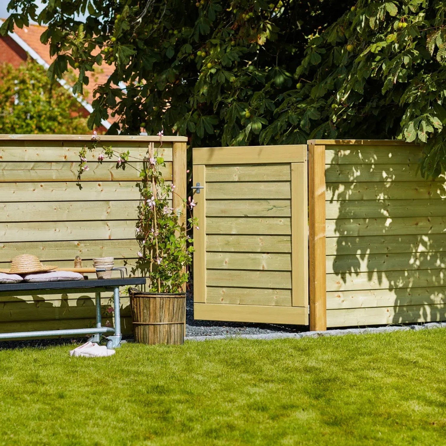Offenes Gartentor aus druckimprägniertem Nadelholz (100x125cm) in Holzzaun integriert.