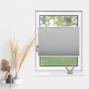 Silbernes Plissee 60x150 cm am Fenster, blickdicht und ohne Bohren montiert.