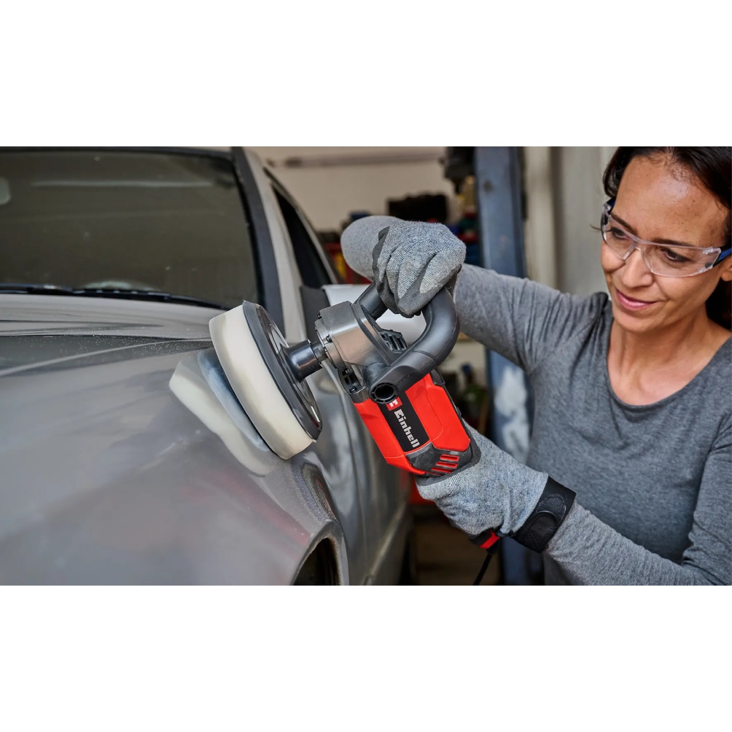 Einhell CC-PO 1100/150 CE Poliermaschine in Anwendung zur Autopflege.