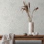 Weiße Marburg Vliestapete im Landhausstil mit floralem Muster für moderne Wohnräume.