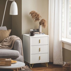 Moderner weiß-goldener Nachttisch mit 3 geriffelten Schubladen, goldenen Griffen und schlanken Beinen. Perfekt für Schlafzimmer.