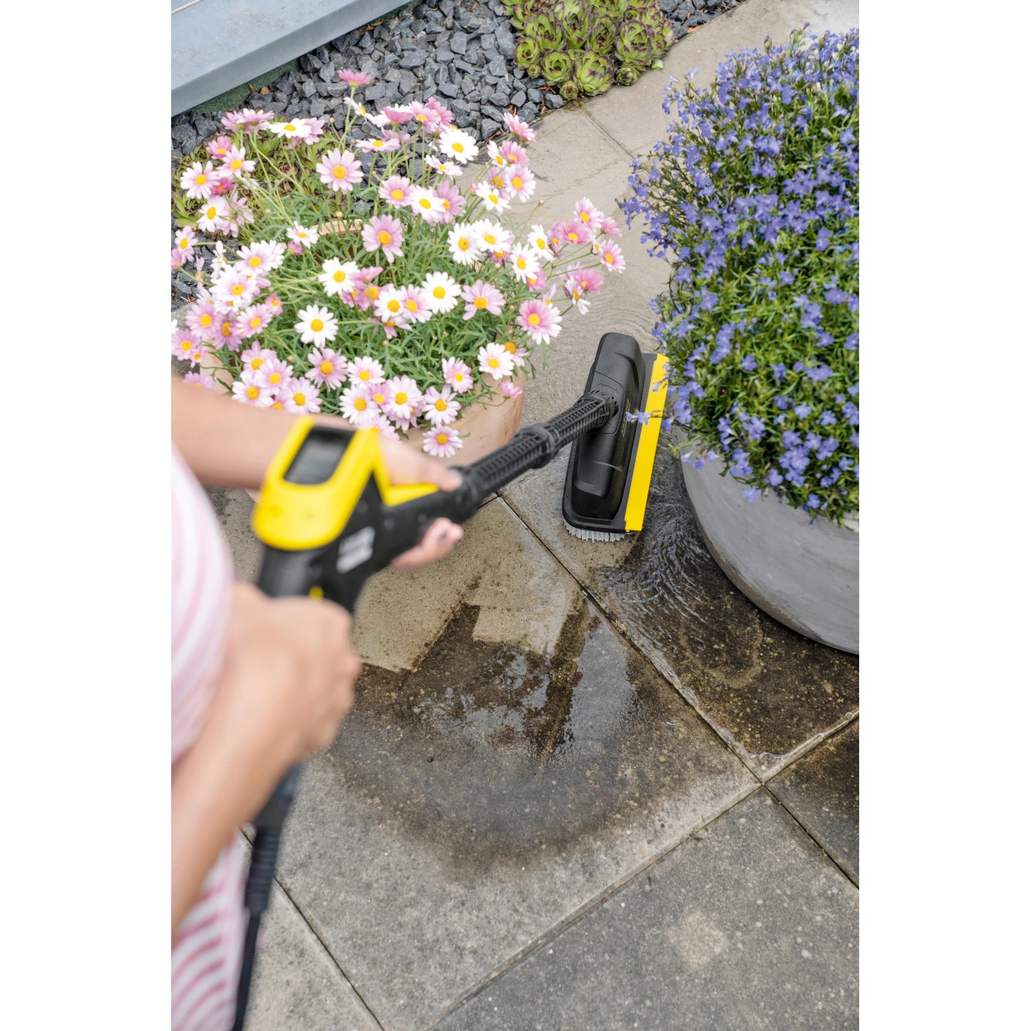 Kärcher Powerschrubber PS 30 im Einsatz zur Reinigung einer Terrasse. Hochdruckreiniger Zubehör.