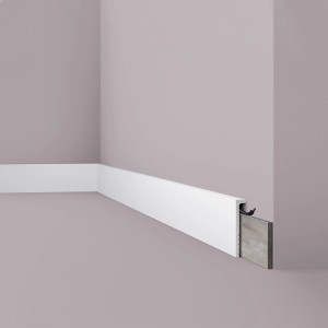 Weiße NOEL & MARQUET Sockelleiste CF2S WALLSTYL, 200 cm lang, an einer Wand montiert.