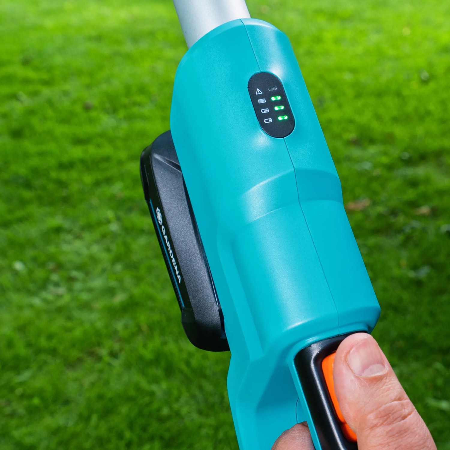 Detailaufnahme des Gardena Akku-Hochentasters TCS 20/18V P4A solo mit Akku und Bedienelementen.