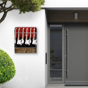 Silberner Banjado Design Briefkasten mit E-Gitarren Motiv und Zeitungsfach.