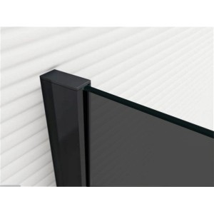 Detailaufnahme: Graue Walk In Duschwand mit schwarzem Profil. Dusche für moderne Badezimmer.