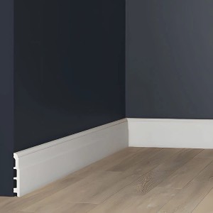 Weiße PROFHOME Sockelleiste (200 cm) an dunkelblauer Wand und hellem Holzboden.