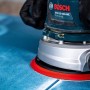 Bosch Expert Schleifblatt C470 K40 auf Exzenterschleifer in Aktion.