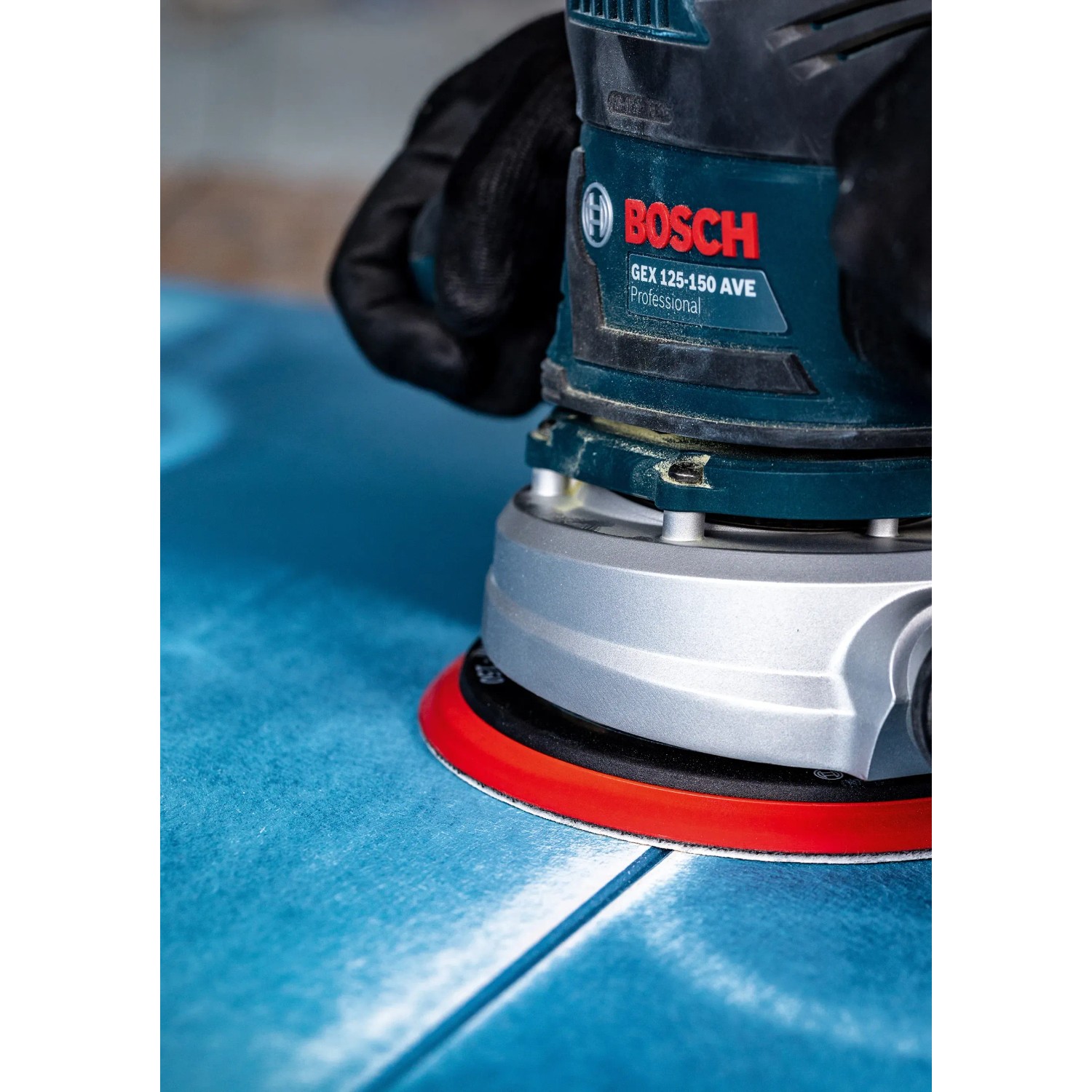 Bosch Expert Schleifblatt C470 K40 auf Exzenterschleifer in Aktion.