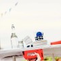 Hand, die roten Rapid Handtacker R53 zum Befestigen einer Tischdecke verwendet.