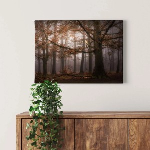 Leinwandbild Herbstwald: Braun-schwarze Landschaft mit Wald im Nebel. Wanddeko für Wohnzimmer & Flur.