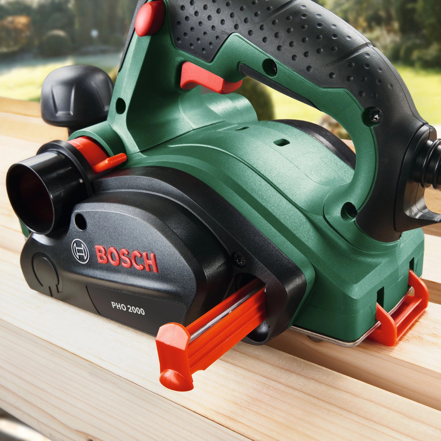 Bosch Elektrohobel PHO 2000 in Grün und Schwarz auf Holzoberfläche.