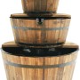 AcquaArte Wasserspiel Edinburgh: Gartenbrunnen mit drei Holzfässern.