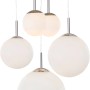 Moderne Globo Pendelleuchte Balla mit fünf opal-satinierten Glaskugeln und Nickel mattem Finish.