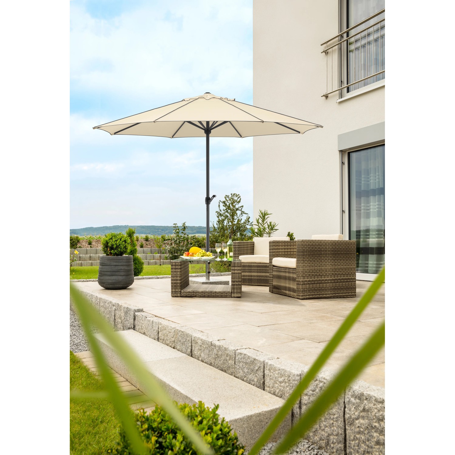 Schneider Marktschirm Adria, Ø 350 cm, Natur, mit Kurbel, auf Terrasse mit Gartenmöbeln.