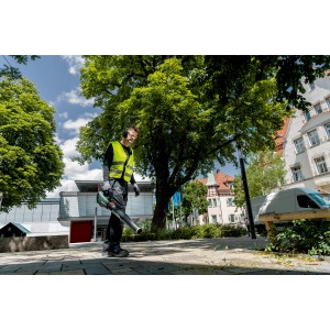 Mann mit Metabo Akku-Laubbläser LB 18 LTX BL solo im Einsatz, Laub blasen.