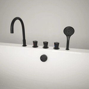 Freistehende Badewanne Saria mit schwarzer Armatur, Handbrause und mittigem Abfluss.