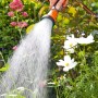 Gardena Bewässerungsbrause in Aktion: Gießen von Pflanzen im Garten.