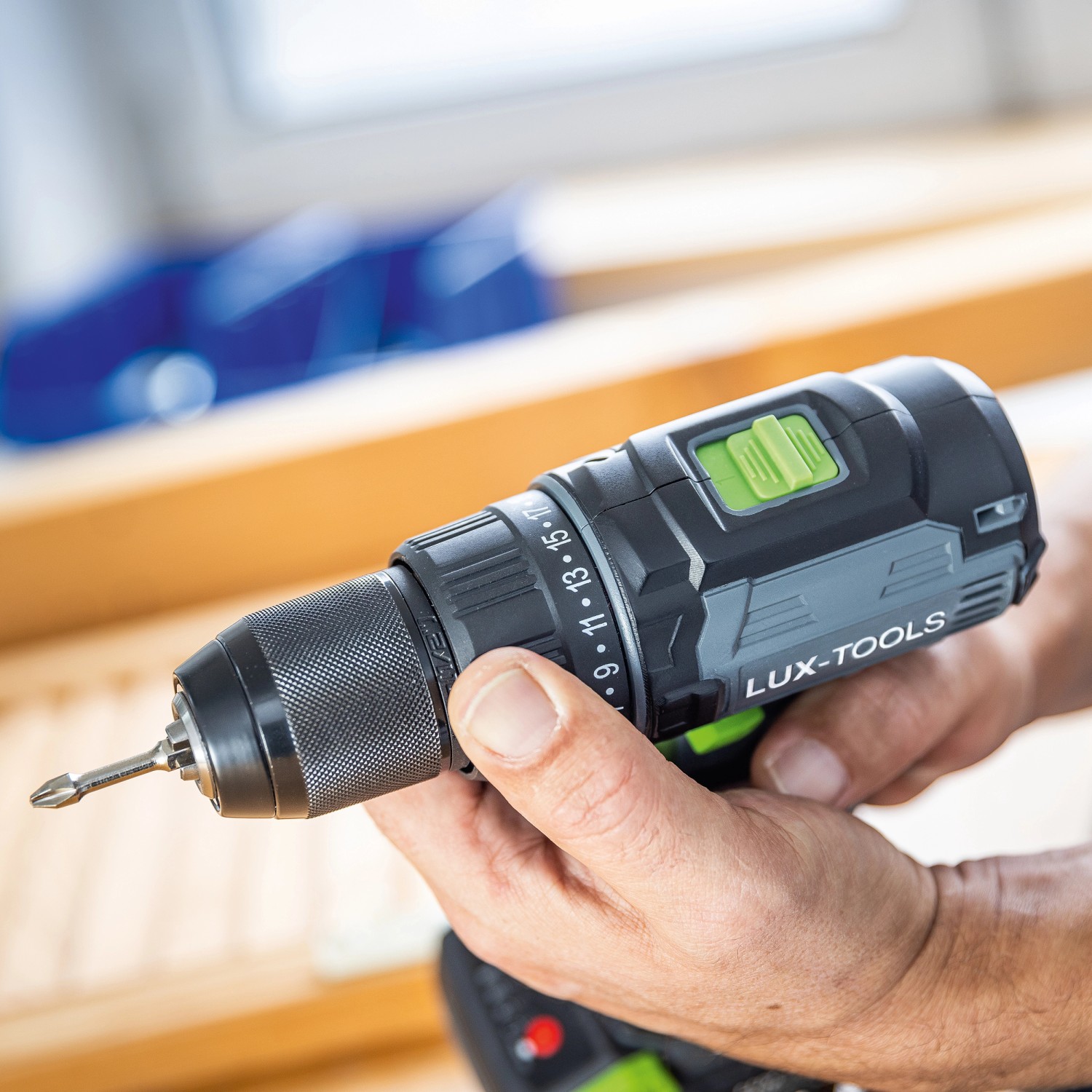 LUX 20V Akku-Bohrschrauber A-BS-20 B in Aktion, Nahaufnahme der Handhabung.