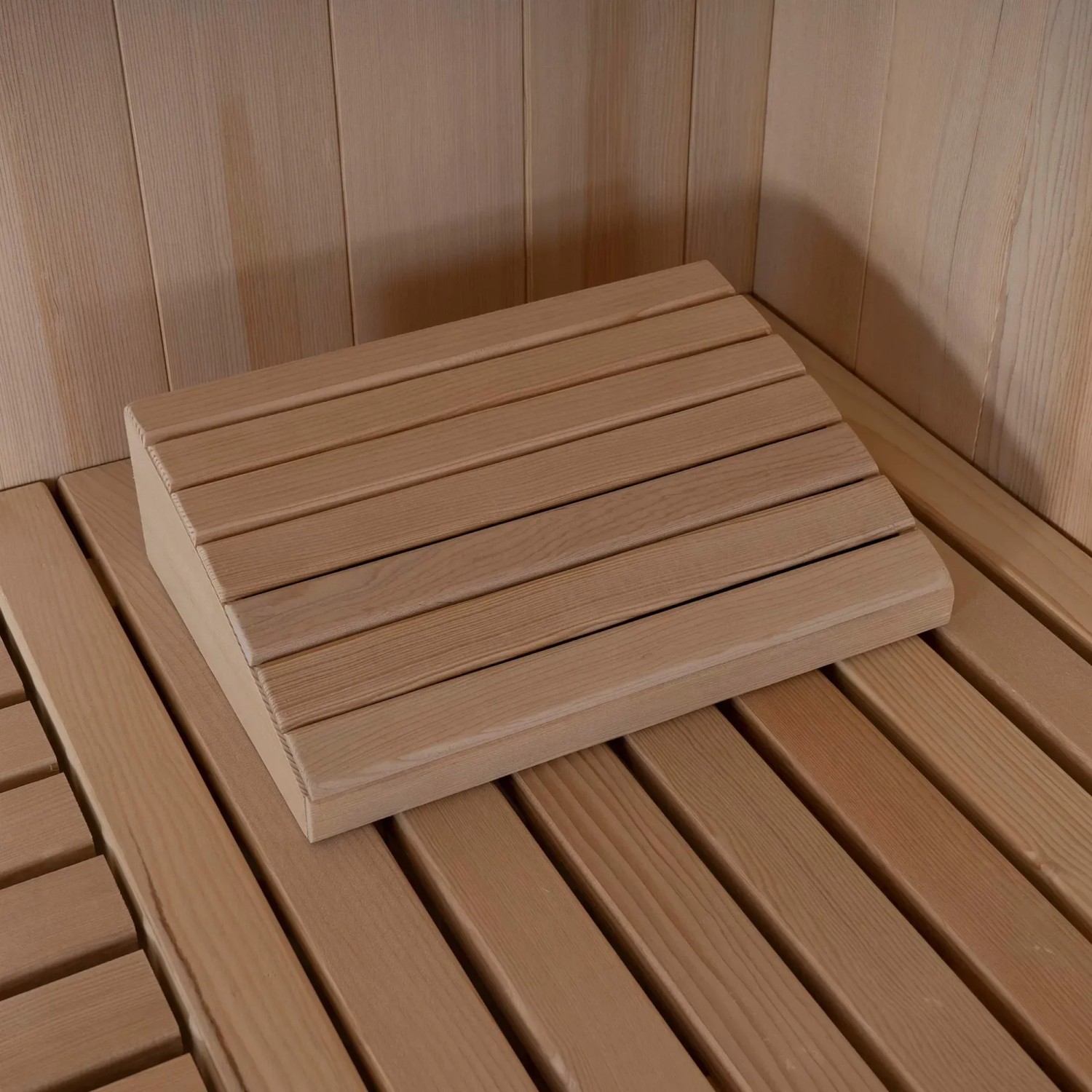 Holz-Kopfstütze auf Saunabank aus Tannenholz, Teil der SKYLINE BIG Sauna.