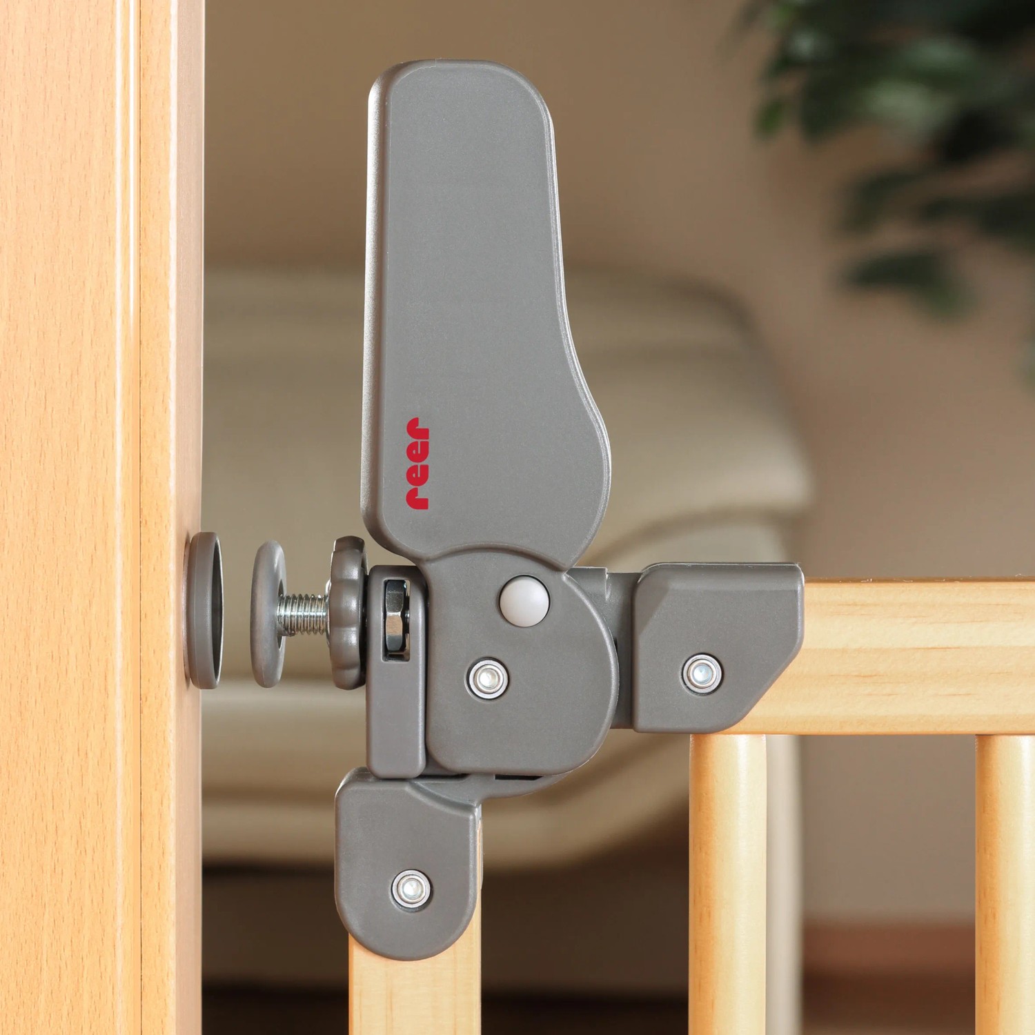 Detailaufnahme: Reer Klemmgitter Basic Holz, Kindersicherung für Türen und Treppen.
