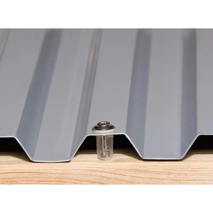 Detailaufnahme der PVC-Dachplatten des Weka Flachdach-Carports mit Befestigung.