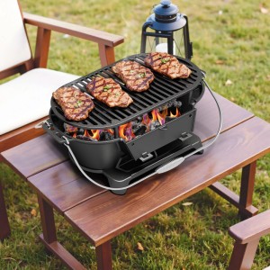 Kompakter Wiltec Gusseisen Holzkohlegrill mit vier Steaks auf dem Rost, glühende Kohle, Outdoor-Einsatz.